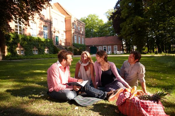 Gut Altenkamp in Aschendorf - Gruppe beim Picknick