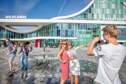 Raadhuisplein - Wildlands in Emmen (NL) - Gruppe beim Fotografieren 