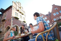 Gruppe isst im Rathaus-Café auf dem Marktplatz in Meppen 