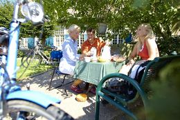 Radfahrer beim Picknick während der Radreise entlang der Pionierroute