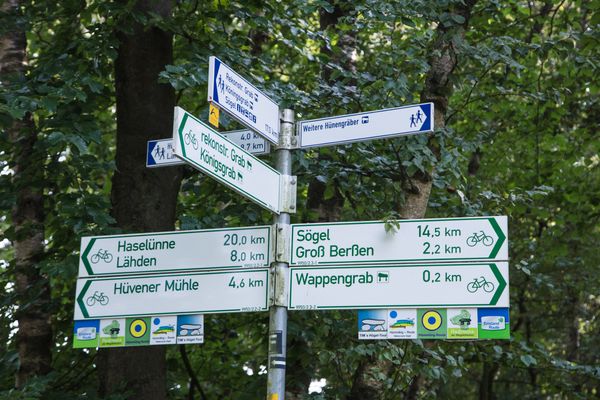 Schilderbaum für das Radwegenetz im Emsland 