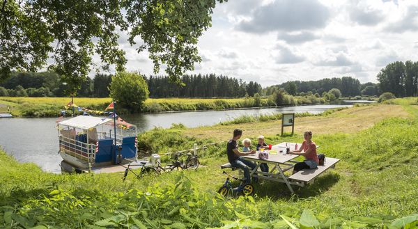 Picknick einer Familie am Anleger der Emsfähre MehrLi 