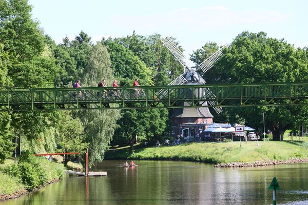 Radfahrer und Kanuten vor Höltingmühle Meppen 