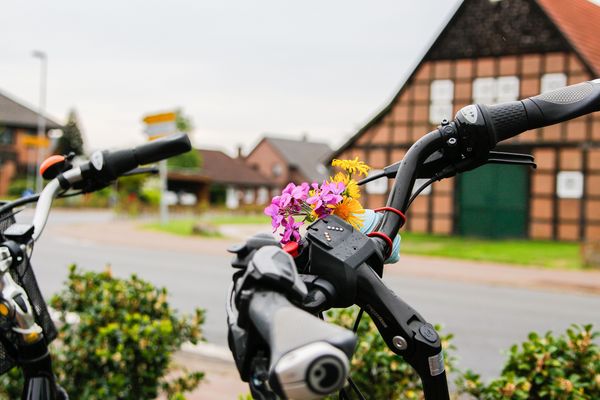 Nahaufnahme Fahrradlenker beim ''Anradeln im Emsland'' 