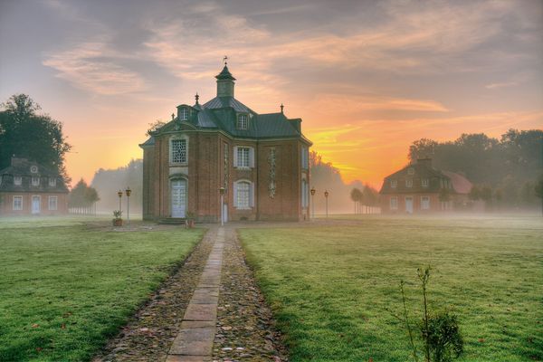 Schloss Clemenswerth in Sögel bei herbstlichem Frühnebel 