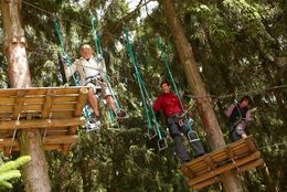 Kletterwald Surwold – Gruppe unterwegs auf einem der Parcours 