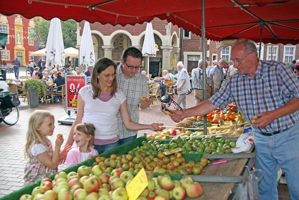 Wochenmarkt in Meppen - Einkauf Marktstand 