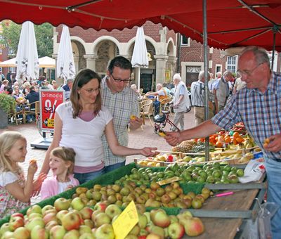 Wochenmarkt in Meppen - Einkauf Marktstand 