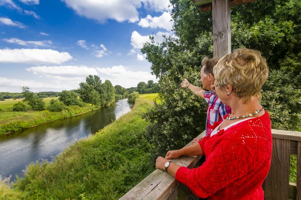 Blick vom Aussichtsturm am Ems-Radweg auf die Ems bei Salzbergen 