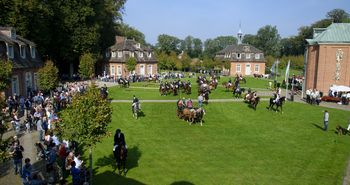Schleppjagd auf Schloss Clemenswerth in Sögel – Blick von oben auf Veranstaltung 