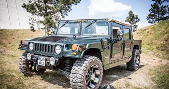 Ein Hummer unterwegs auf dem Parcours vom Funpark Meppen