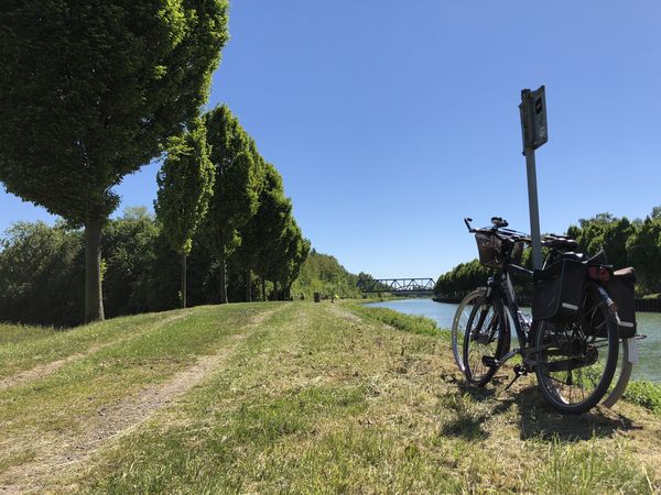 Blick auf Fahrräder am Dortmund-Ems-Kanal in Dortmund 