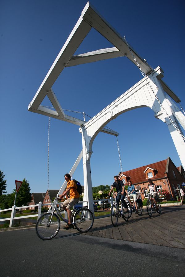 Radfahrer unterwegs auf der United Countries Tour (Smokkelroute), Klappbrücke in Papenburg