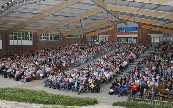 Waldbühne Ahmsen – Blick in überdachten Zuschauerraum während Aufführung 